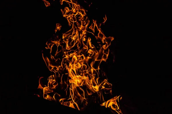 壁炉中明亮的热火焰的关闭视图 — 图库照片