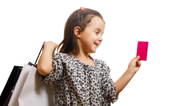 Όμορφο Κοριτσάκι Κρατώντας Τσάντες Για Ψώνια Και Πιστωτική Κάρτα — Φωτογραφία Αρχείου