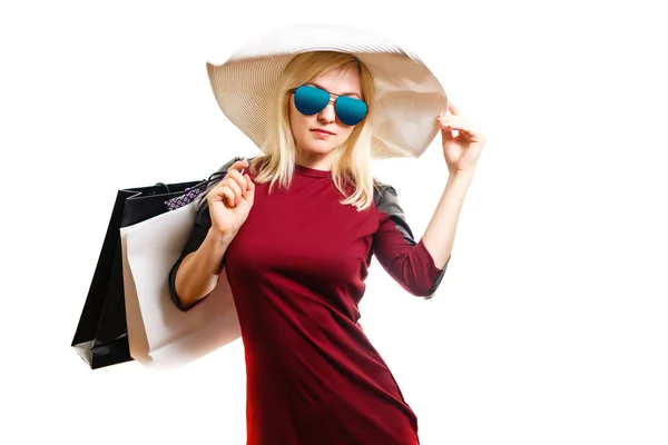 Holding Alışveriş Torbaları Üzerinde Beyaz Izole Kırmızı Elbiseli Kadın — Stok fotoğraf
