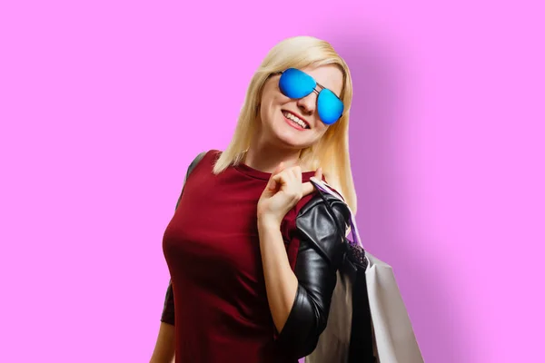 Alışveriş Çantası Ile Poz Güneş Gözlüğü Takmış Kırmızı Elbiseli Genç — Stok fotoğraf