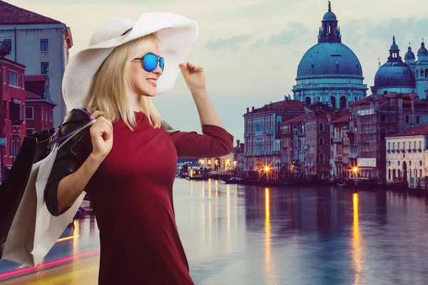 Wonman Holding Shoppingkassar Venedig Porträtt Vackra — Stockfoto