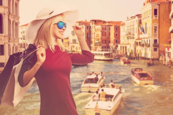 Frau Mit Weißem Hut Und Einkaufstüten Auf Italienischer Straße — Stockfoto