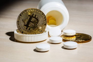 Bitcoin ve açık renkli hapları