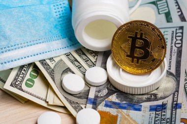 Bitcoin, dolar banknot ve hapları yakın, kavram