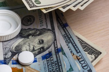 Kalsiyum vitamini beyaz hap doları banknot üzerinde tıbbi tablet ek