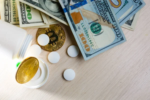 Bitcoin White Pills Dollars Table — Stock Photo, Image