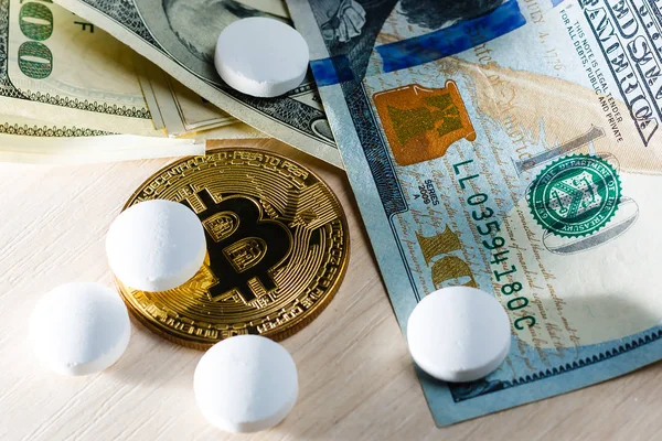 Bitcoin Billetes Dólares Pastillas Cerca Concepto — Foto de Stock