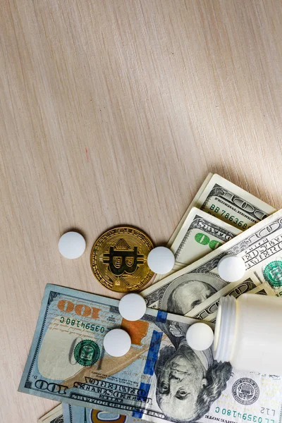 Bitcoin White Pills Dollars Table — Stock Photo, Image