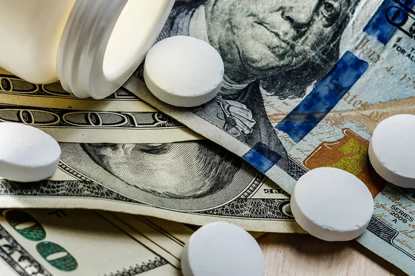 White Pills Calcium Vitamin Supplement Medical Tablets Dollar Banknote Macro — Stock Photo, Image