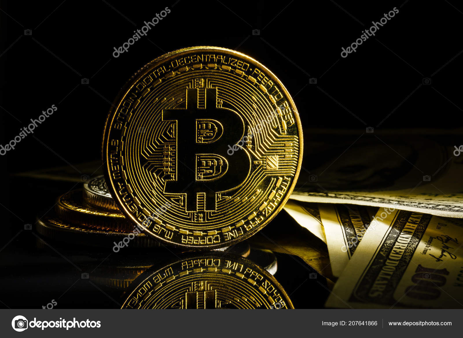 Bitcoin Dourado Fundo Preto Com Criptomoeda Espaço Cópia Conceito Mineração  — Foto editorial © sinenkiy #207641866