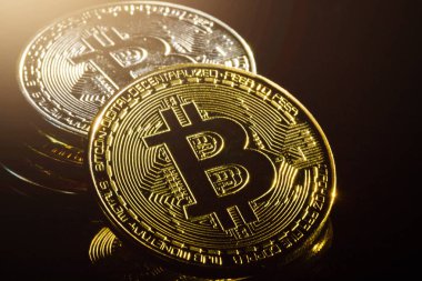 Siyah arka plan, kripto para birimi ve araştırma kavramı üzerinde altın bitcoins 