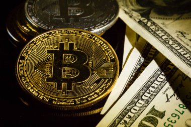 Siyah arka plan, kripto para birimi ve araştırma kavramı üzerinde altın bitcoins 