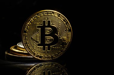 Kopyalama alanı cryptocurrency incelemesi kavramı siyah zemin üzerine altın bitcoin 