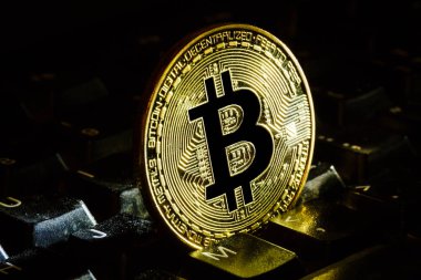Bitcoin para konaklama siyah klavye üzerinde girmek düğme