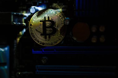 Kripto Döviz Alım bitcoin tonda bilgisayar ağ yonga üzerinde altın sikke