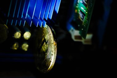 Altın bitcoins ve bilgisayar video bağdaştırıcısı 
