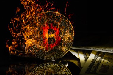 Bitcoin alevler içinde yanan sikke btc cryptocurrency para ısırdı ve pırıltılar yangın