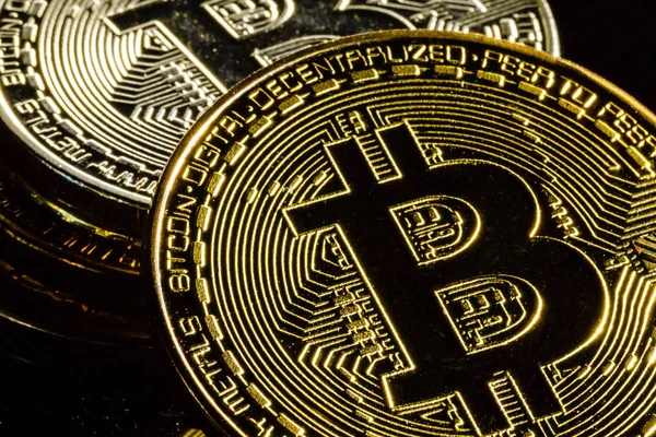 Золотий Bitcoins Чорному Тлі Крипто Валюти Видобуток Концепції — стокове фото