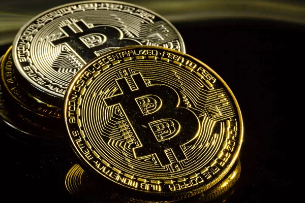 Goldene Bitcoins Auf Schwarzem Hintergrund Kryptowährung Und Minenkonzept — Stockfoto