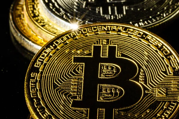 Χρυσή Bitcoin Μαύρο Φόντο Αντίγραφο Χώρου Κρυπτονόμισμα Εξόρυξης Έννοια — Φωτογραφία Αρχείου