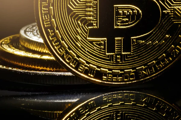 Bitcoin Dourado Fundo Preto Com Criptomoeda Espaço Cópia Conceito Mineração — Fotografia de Stock