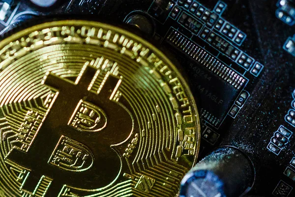 Zlatá Mince Šifrovací Měny Bitcoin Síti Čip Laděných — Stock fotografie