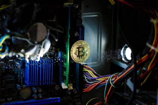 Χρυσή Bitcoin Κρυπτονόμισμα Στον Υπολογιστή Πλακέτα Κυκλώματος — Φωτογραφία Αρχείου