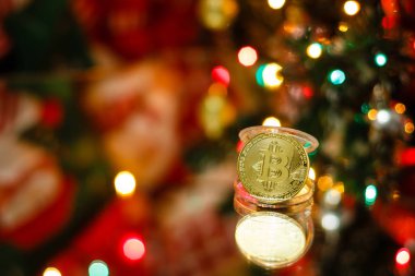 Kırmızı Noel zemin üzerine altın bitcoins 