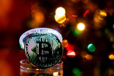 Bitcoins ışıkları kırmızı Noel zemin üzerine