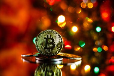 Kırmızı Noel zemin üzerine altın bitcoins 