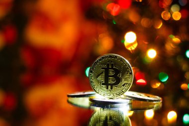 Kırmızı Noel zemin üzerine altın bitcoins 