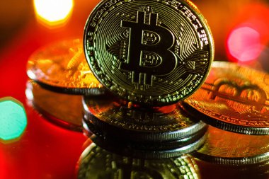 Kırmızı Noel zemin üzerine altın bitcoins
