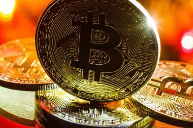 Işıklar kırmızı zemin üzerine altın bitcoins