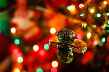 Kırmızı Noel zemin üzerine altın bitcoins