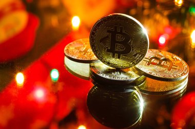 Kırmızı Noel zemin üzerine altın bitcoins
