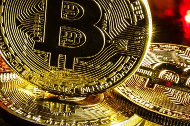 Bitcoins altın kırmızı arka plan üzerinde ışıklar