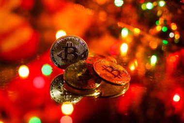 Kırmızı Noel zemin üzerine altın bitcoins