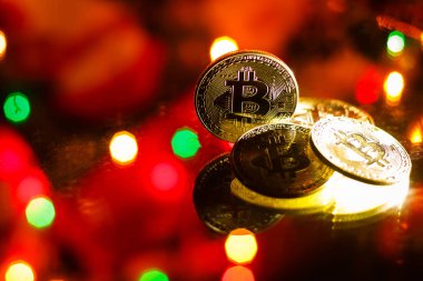 Kırmızı Noel zemin üzerine altın bitcoins
