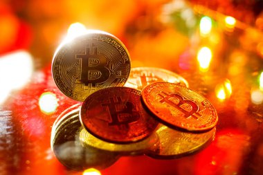 Bitcoins ışıkları kırmızı Noel zemin üzerine