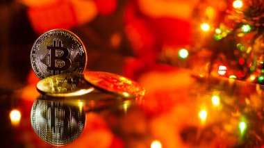 Bitcoins ışıkları kırmızı Noel zemin üzerine