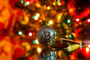 Bitcoins altın kırmızı arka plan üzerinde ışıklar