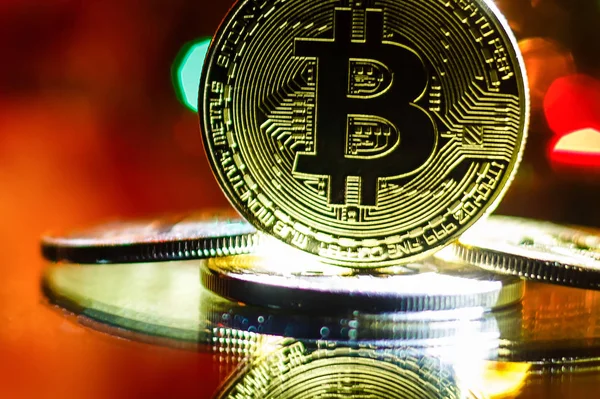 Zlaté Bitcoiny Červeném Pozadí Světly — Stock fotografie