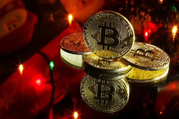 Χρυσό Bitcoins Κόκκινο Φόντο Χριστουγεννιάτικο — Φωτογραφία Αρχείου