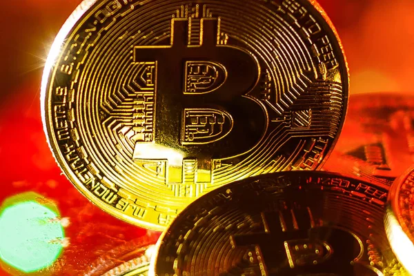 Bitcoiny Zlato Červeném Pozadí Světla — Stock fotografie