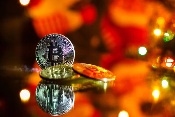 Χρυσό Bitcoins Κόκκινο Φόντο Χριστουγεννιάτικο — Φωτογραφία Αρχείου
