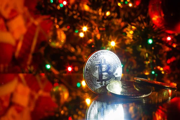 Bitcoins ışıkları kırmızı Noel zemin üzerine