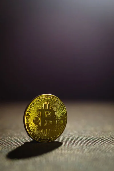 Bitcoin kopya alanı ile koyu arka plan üzerinde