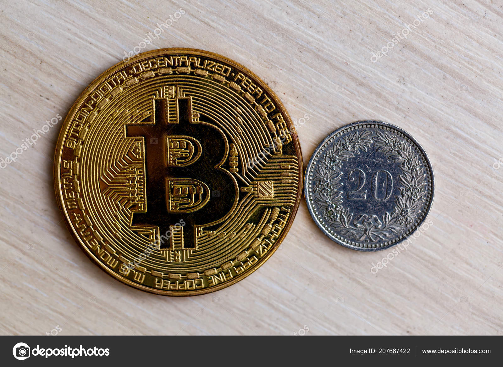 Goldene Bitcoin Munze Auf Munzen Nahaufnahme Redaktionelles Stockfoto C Sinenkiy 207667422