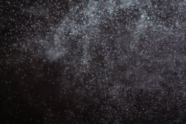 Soyut su sıçrama şekli siyah arka plan üzerine