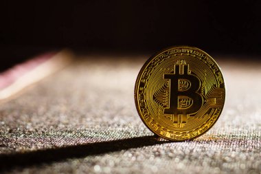 Karanlıkta Bitcoin logosu